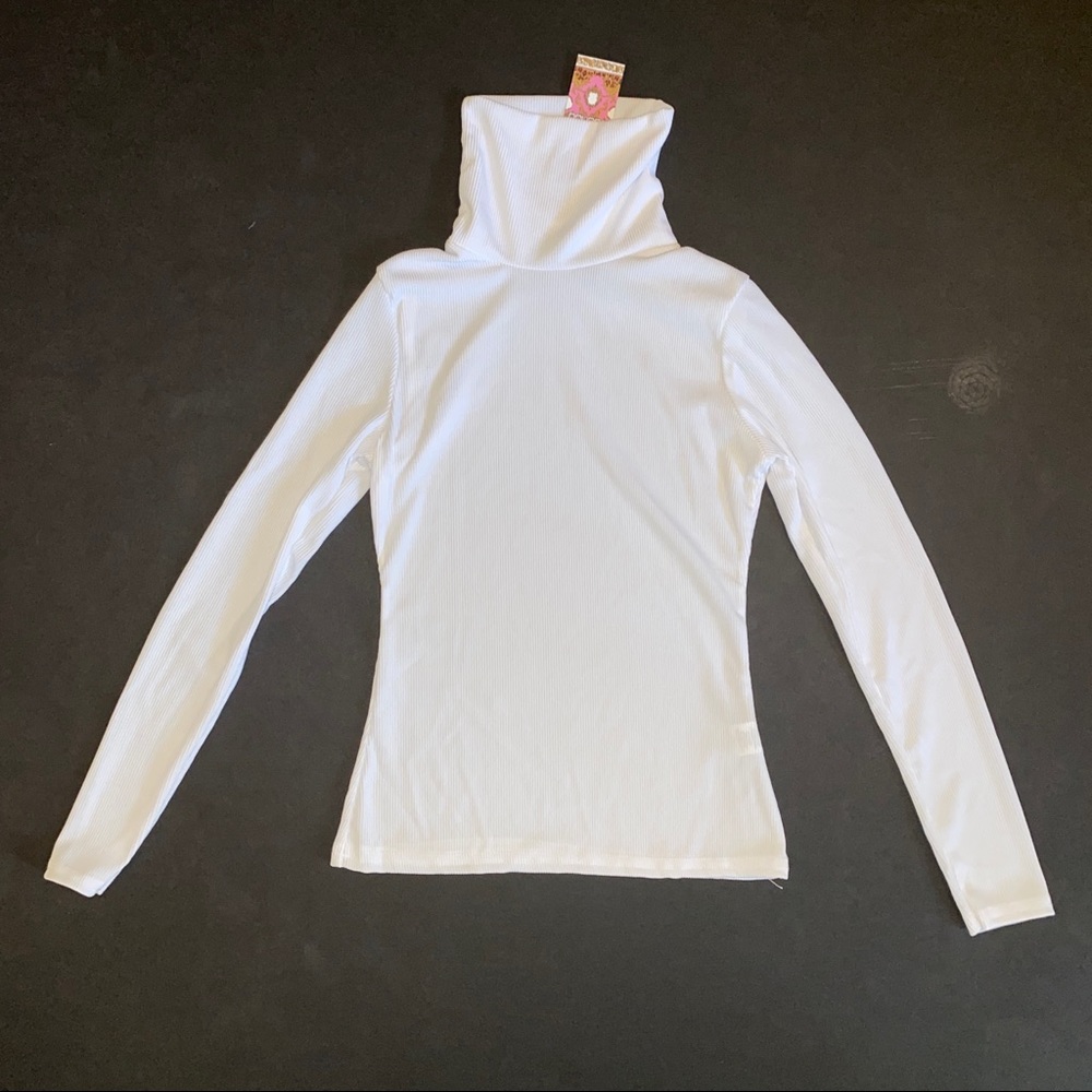 White trendy crop-top turtleneck